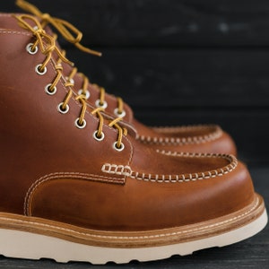 Bottines classiques en cuir marron pour hommes et femmes à bout mocassin SamuraiMocToe par WolfAndBeard image 10