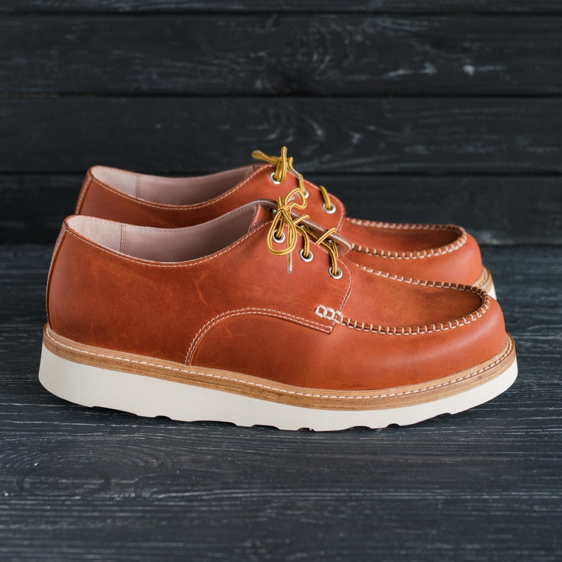 Moc Toe oranje schoenen klassieke Oxford Heritage Style laarzen, handgemaakte leren herenschoenen HoboMocToe door WolfAndBeard afbeelding 3