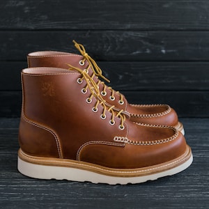 Bottines classiques en cuir marron pour hommes et femmes à bout mocassin SamuraiMocToe par WolfAndBeard image 2