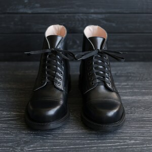 Cap Toe Springerstiefel, handgefertigte Anzugstiefel, Herren Damen Leder Arbeitsstiefel Nach Maß von WolfAndBeard Bild 9