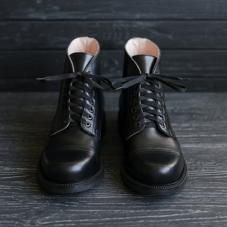 Cap Toe Springerstiefel, handgefertigte Anzugstiefel, Herren Damen Leder Arbeitsstiefel Nach Maß von WolfAndBeard Bild 9
