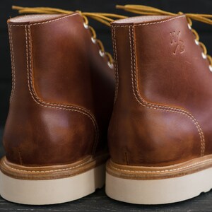 Bottines classiques en cuir marron pour hommes et femmes à bout mocassin SamuraiMocToe par WolfAndBeard image 9