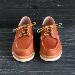 Moc Toe oranje schoenen klassieke Oxford Heritage Style laarzen, handgemaakte leren herenschoenen HoboMocToe door WolfAndBeard afbeelding 2