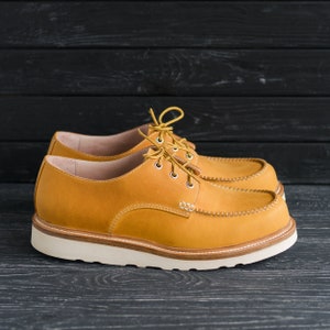 Moc Toe oranje schoenen klassieke Oxford Heritage Style laarzen, handgemaakte leren herenschoenen HoboMocToe door WolfAndBeard afbeelding 7