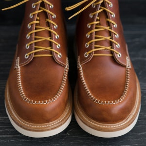 Bottines classiques en cuir marron pour hommes et femmes à bout mocassin SamuraiMocToe par WolfAndBeard image 5