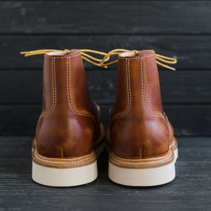 Bottines classiques en cuir marron pour hommes et femmes à bout mocassin SamuraiMocToe par WolfAndBeard image 8