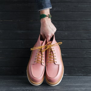 Botas clásicas de cuero rosa con puntera de mocasín, hechas a mano y personalizadas - #SamuraiMocToe de WolfAndBeard