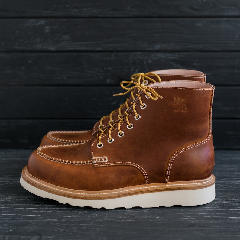 Bottines classiques en cuir marron pour hommes et femmes à bout mocassin SamuraiMocToe par WolfAndBeard image 6