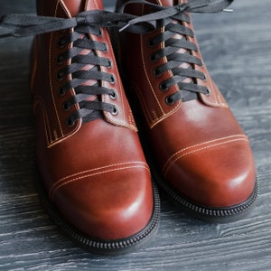 Cap Toe Springerstiefel, handgefertigte Anzugstiefel, Herren Damen Leder Arbeitsstiefel Nach Maß von WolfAndBeard Bild 4