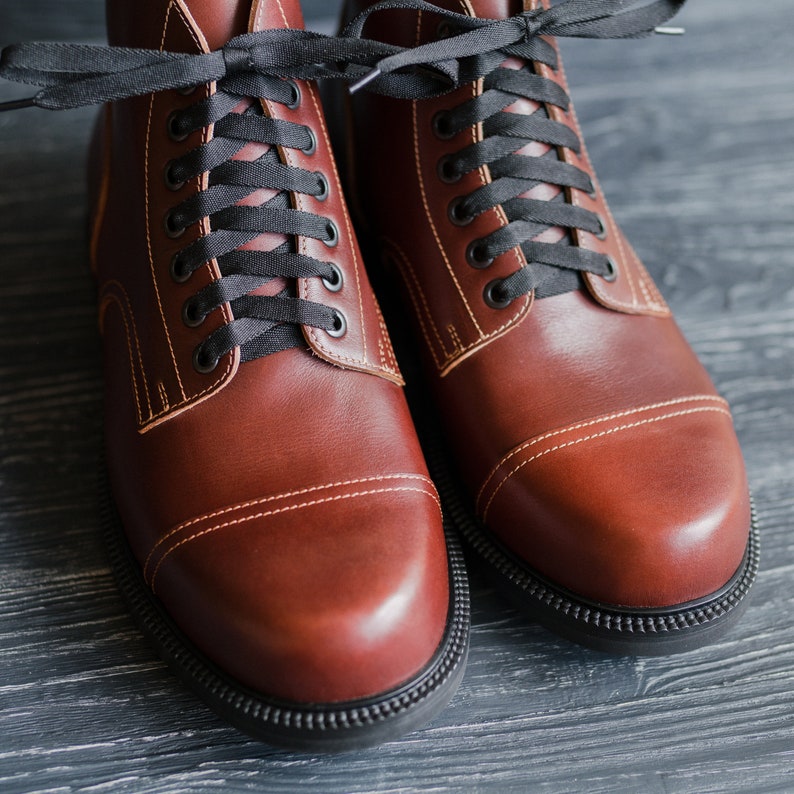Cap Toe Springerstiefel, handgefertigte Anzugstiefel, Herren Damen Leder Arbeitsstiefel Nach Maß von WolfAndBeard Bild 4