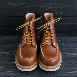 Bottines classiques en cuir marron pour hommes et femmes à bout mocassin SamuraiMocToe par WolfAndBeard image 4