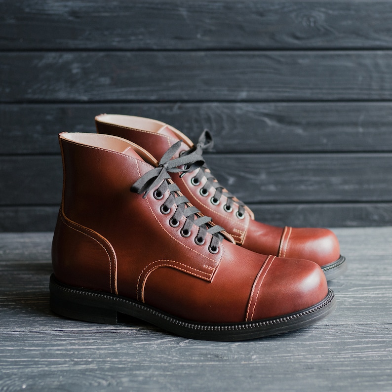 Cap Toe Springerstiefel, handgefertigte Anzugstiefel, Herren Damen Leder Arbeitsstiefel Nach Maß von WolfAndBeard Bild 1