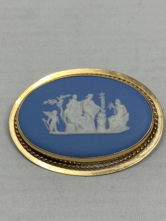Vintage 14Kt Yellow Gold Wedgwood Brooch.