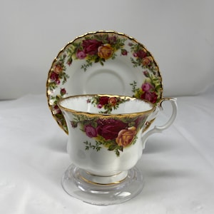 OLD COUNTRY ROSE Royal Albert Teacup and Saucer.