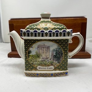 Vintage Sadler BLARNEY CASTLE Teapot.