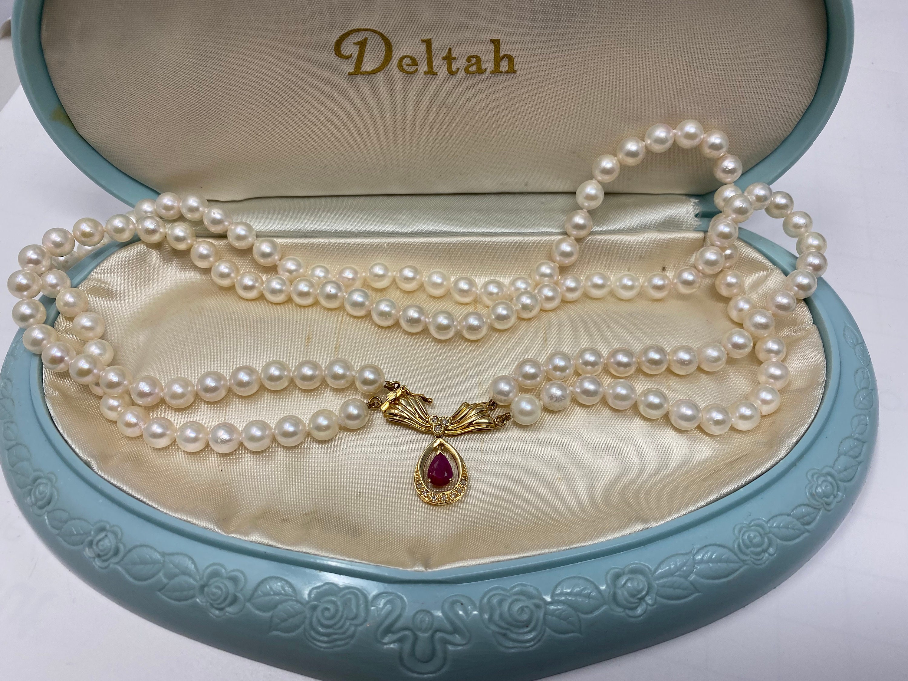 Vintage Pearl Necklace With a 14kt Ruby 