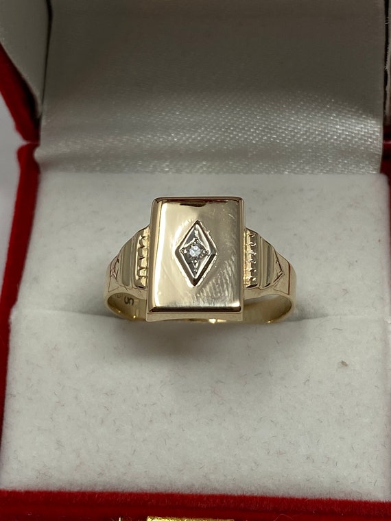 Vintage 10Kt Gold and Diamond Ring.