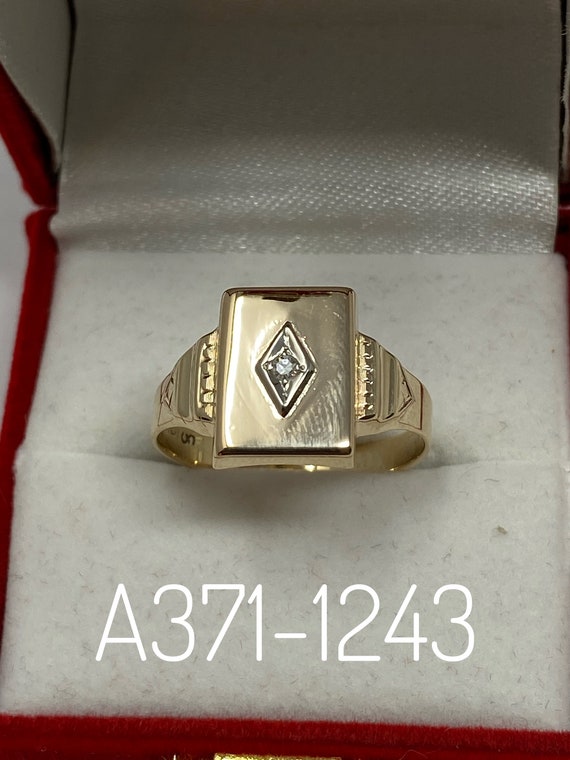 Vintage 10Kt Gold and Diamond Ring. - image 8