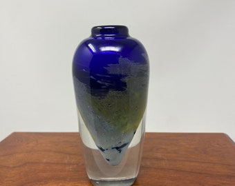 Vase en verre soufflé à la main signé par l'artiste. .