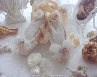 Vintage ballet pointe shoes, shabby boudoir atmosphere, imbued with softness!
