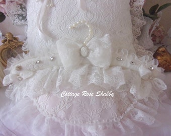 Ornamental hanger, shabby chic, in white silk, lace, and rhinestones, imbued with softness!