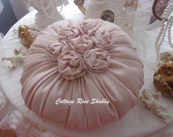 Draped cushion and its profusion of powdered silk roses, romantic shabby atmosphere, imbued with softness!