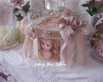 Vintage box, round shape, boudoir atmosphere, powder pink, aged lime effect, imbued with softness!