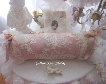 Duffel, ornamental, shabby boudoir atmosphere, in antique pink silk, imbued with softness!