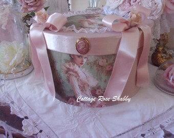 Vintage hat box, boudoir atmosphere, patinated in powder pink, imbued with softness!