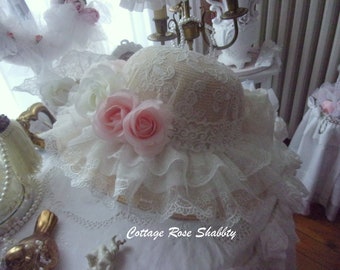 Straw hat, romantic shabby atmosphere, and its armful of roses, imbued with sweetness!