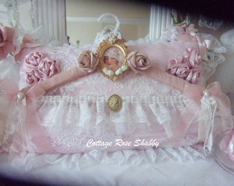 Ornamental hanger, boudoir atmosphere, and its vintage powder pink tulle set, imbued with softness!