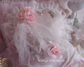 Big heart, shabby boudoir atmosphere, and its armful of roses, in silk and lace, imbued with softness!