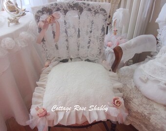 Parure de chaise, shabby chic, en dentelle ancienne blanche et ses boutons de roses, empreint de douceur!