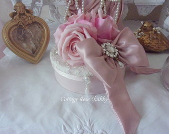 Jewelry box, shabby boudoir atmosphere, in powder pink silk and an armful of roses!