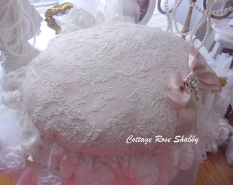 Oval-shaped cushion, boudoir with a shabby note, in powdered silk and vintage embroidered lace!