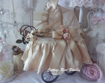 Pequeño cochecito de muñecas vintage, boudoir, en raso de seda y encaje, ¡lleno de romanticismo!