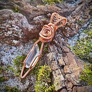 Collier avec pendentif enroulé simple fait main avec pointe de cristal naturel et quartz cuivré avec une touche de rose