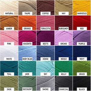 Puede incluir: Una cuadr&iacute;cula de treinta madejas de hilo en varios colores, cada una etiquetada con texto que incluye Natural, Taupe, Coffee, Hay, Marigold, Amber, Orange, Terracotta, Burgundy, Red, Pink, Magenta, Beets, Orchid, Purple, White, Baby Blue, Denim, Indigo, Navy, Teal, Jade, Sky, Kelly, Grass, Sage, Succulent, Smoke, Charcoal y Black.