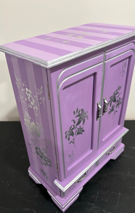 Lavender Painted Vintage Jewelry Box, Silver Jewel