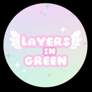 Pode incluir: Um c&iacute;rculo rosa pastel e verde com asas brancas e o texto "Layers in Green" em uma fonte de bolha rosa.