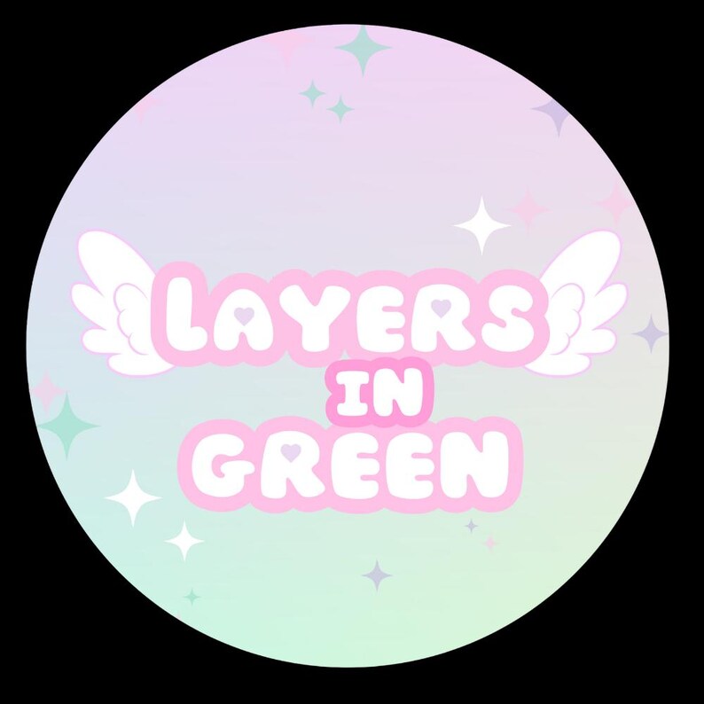 Pode incluir: Um c&iacute;rculo rosa pastel e verde com asas brancas e o texto "Layers in Green" em uma fonte de bolha rosa.