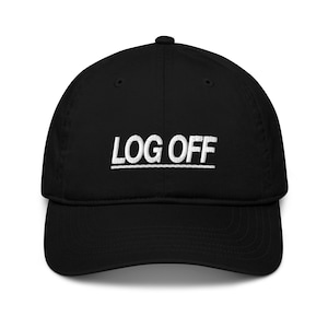 Könnte beinhalten: Eine schwarze Baseballkappe mit einem weißen gestickten Design, das "LOG OFF" sagt.