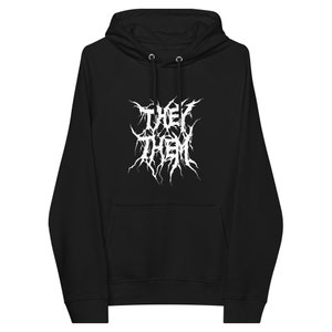 Puede incluir: Sudadera con capucha negra con un estampado gráfico blanco de las palabras "They Them" en una fuente de estilo metal.
