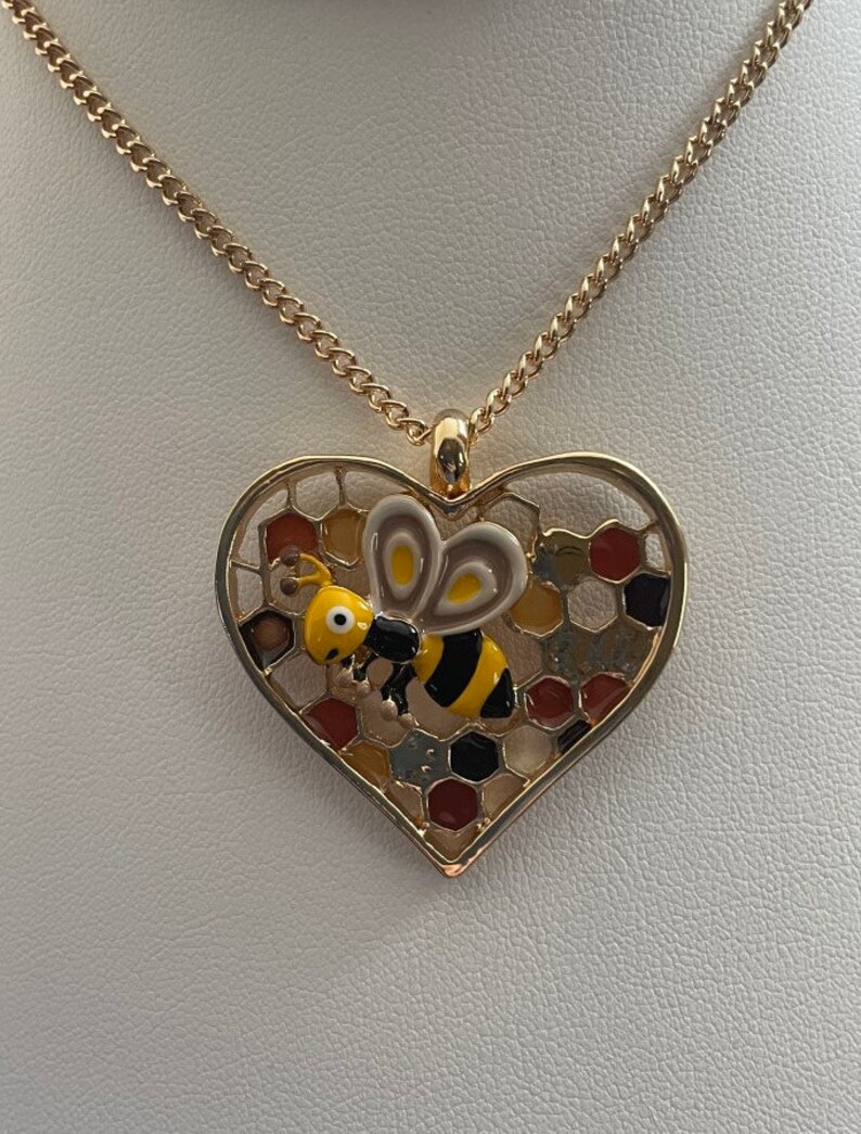 Natural Heart Shape Honeycomb Beehive Hive Honey Bee Pendant Charm Necklace Natural Heart Shape Honeycomb Beehive Hive Honey Bee Pendant Charm Necklace