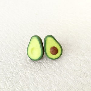 Orecchini a perno a forma di avocado Orecchini vegani Orecchini per amanti dell'avocado Orecchini a forma di frutta Mini gioielli a tema cibo Frutta in miniatura Orecchini vegetariani Mini orecchini a perno a forma di avocado