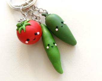 Llavero de vegetales kawaii: tomate, judía verde y jalapeño hechos a mano en arcilla polimérica.