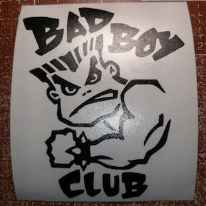 Puede incluir: Ilustración en blanco y negro de un personaje de dibujos animados con un mohawk, puño cerrado y las palabras "Bad Boy Club".