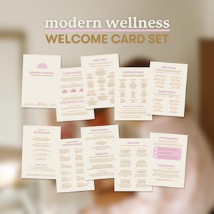 Op de afbeelding: Een set welkomstkaarten voor een modern wellnessbedrijf. De kaarten bevatten een verscheidenheid aan onderwerpen, waaronder essentiële oliën gidsen, diffuser blends en doe-het-zelf recepten. De kaarten zijn gedrukt op crèmekleurig papier met roze en oranje accenten.
