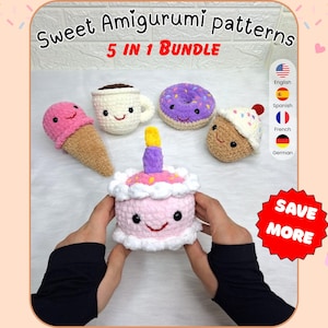Puede incluir: Colección de cinco amigurumis de comida hechos a ganchillo: un cono de helado, una taza de café, una rosquilla, una magdalena y una tarta de cumpleaños. La tarta es rosa con glaseado blanco y una vela morada y amarilla. El texto "Sweet Amigurumi patterns 5 IN 1 BUNDLE" está en la parte superior.