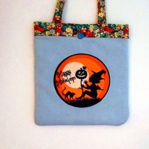 Tragetasche für Kinder bestickte Tasche aus hellblauen Jeansstoffen und Liberty Flowery.